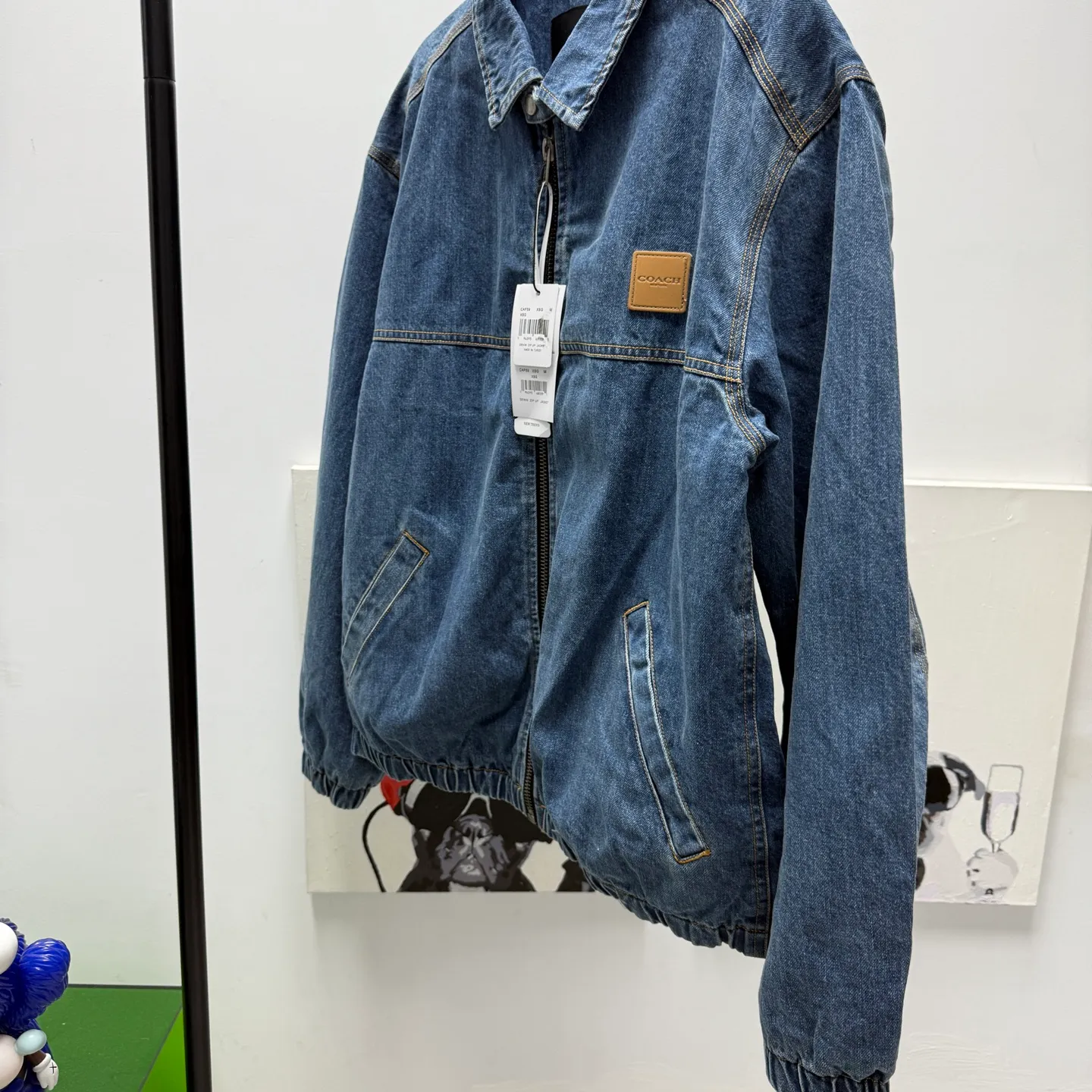 Available for new shipment in early spring! COH men's American Retro workwear Detroit washed distressed denim lapel cotton splicing zipper jacket, very Retro Blue denim, denim will never go out of style. The upper body of various experts shows how handsome he is. This style is very casual yet a bit gentlemanly. It is not so ostentatious, but the upper body makes the whole person look tall and elegant. That is, you only need to wear this coat. You don’t have to think about the overall matching, it’s casual and fashionable to wear casually. This can be worn by both men and women, and the fit is very correct. Shipped by a trading company and produced on a large assembly line, the quality is absolutely superb. The overall wiring is smooth and neat, and the inner lining is made of pure cotton, which is breathable and comfortable and has excellent skin fit. It's definitely the quality that goes in and out of the mall. The whole set of hardware is made by Koujia with logo letters. The texture of ancient silver matches the whole dress very well. The Genuine Leather leather label on the front chest is beautifully embellished. Really high quality. The shopkeeper’s own money. 🤗🤗🤗 Color: Washed Retro denim blue Size: M-XXL (equivalent to M-XXL) Fabric: Denim (Composition: Cotton) M size: Length 68CM Bust 118CM Shoulder width 53CM Sleeve length 62CM (Reference height 165-170CM Weight 110-130 catties) L size: Length: 70CM Bust 122CM Shoulder width 54CM, sleeve length 63CM (reference height 170-175CM, weight 130-150 catties) XL code: length: 72cm, bust: 126cm shoulder width: 55cm, sleeve length: 64cm (reference height 175-180CM, weight 145-165 catties) XXL code: length: 74cm, bust: 130cm, shoulder width: 56cm Sleeve length: 65cm (reference height 180-185CM, weight 165-185 catties)